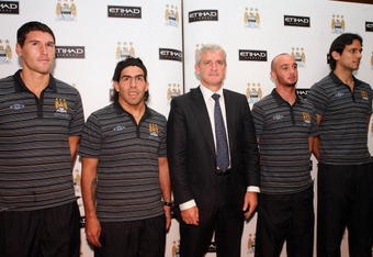 ABU DHABI, UNITED ARAB EMIRATES - JULY 16: Mark Hughes, Manchester City football club manager (C) poses with players Roque Santa Cruz (L), Carlos Tevez (2nd L), Steven Ireland (2nd R) and Gareth Barry after a Manchester City press conference at Emirates Palace on July 16, 2009 in Abu Dhabi, United Arab Emirates. (Photo by Jack Dabaghian /Getty Images for Etihad)