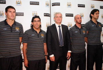 ABU DHABI, UNITED ARAB EMIRATES - JULY 16: Mark Hughes, Manchester City football club manager (C) poses with players Roque Santa Cruz (L), Carlos Tevez (2nd L), Steven Ireland (2nd R) and Gareth Barry after a Manchester City press conference at Emirates Palace on July 16, 2009 in Abu Dhabi, United Arab Emirates. (Photo by Jack Dabaghian /Getty Images for Etihad)