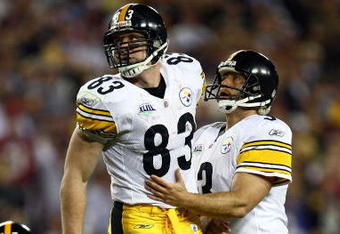 TAMPA, FL - FEBRUARY 01:  Tight end Heath Miller #83 of the Pittsburgh Steelers runs into kicker Jeff Reed #3 against the Arizona Cardinals during Super Bowl XLIII on February 1, 2009 at Raymond James Stadium in Tampa, Florida.  (Photo by Chris McGrath/Getty Images)