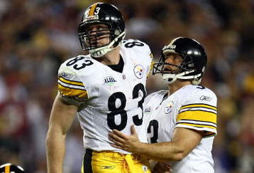 TAMPA, FL - FEBRUARY 01:  Tight end Heath Miller #83 of the Pittsburgh Steelers runs into kicker Jeff Reed #3 against the Arizona Cardinals during Super Bowl XLIII on February 1, 2009 at Raymond James Stadium in Tampa, Florida.  (Photo by Chris McGrath/Getty Images)