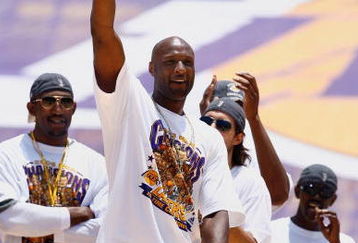 LOS ANGELES, CA - JUNE 17:  Lamar Odom of the Los Angeles Lakers waves to the crowd during the 2009 NBA Championship Victory Parade at the Los Angeles Memorial Coliseum on June 17, 2009 in Los Angeles, California.  (Photo by Jeff Gross/Getty Images)