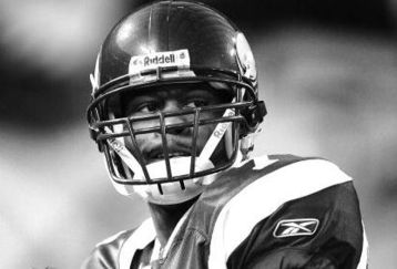 MINNEAPOLIS - DECEMBER 28: EDITORS NOTE: THIS IMAGE WAS CONVERTED TO BLACK AND WHITE  Tarvaris Jackson #7 of the Minnesota Vikings passes the ball during an NFL game against the New York Giants at the Hubert H. Humphrey Metrodome on December 28, 2008 in Minneapolis, Minnesota.  (Photo by Tom Dahlin/Getty Images)