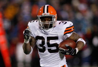 ORCHARD PARK, NY - NOVEMBER 17: Jerome Harrison #35 of the Cleveland Browns runs 72 yards for a touchdown against the Buffalo Bills on November 17, 2008 at Ralph Wilson Stadium in Orchard Park, New York.  (Photo by Rick Stewart/Getty Images)