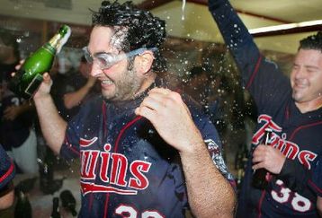 Twinswin002_feature