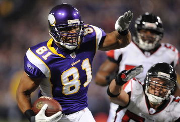MINNEAPOLIS - DECEMBER 21:  Visanthe Shiancoe #81 of the Minnesota Vikings carries the ball during an NFL game against the Atlanta Falcons at the Hubert H. Humphrey Metrodome, on December 21, 2008 in Minneapolis, Minnesota.  (Photo by Tom Dahlin/Getty Images)