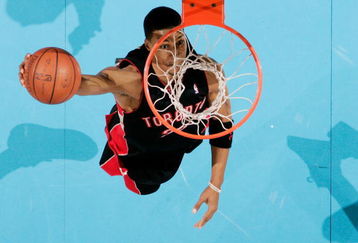 NEW ORLEANS - FEBRUARY 06:  Jamario Moon #33 of the Toronto Raptors dunks the ball against the New Orleans Hornets on February 6, 2009 in New Orleans, Louisiana. The Hornets defeated the Raptors 101-92.   NOTE TO USER: User expressly acknowledges and agrees that, by downloading and/or using this Photograph, user is consenting to the terms and conditions of the Getty Images License Agreement.  (Photo by Chris Graythen/Getty Images)