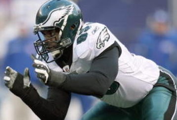 EAST RUTHERFORD, NJ - DECEMBER 7:  Victor Abiamiri #95 of the Philadelphia Eagles gets ready on the line against the New York Giants at Giants Stadium on December 7, 2008 in East Rutherford, New Jersey. (Photo by Nick Laham/Getty Images)