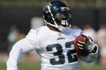 JACKSONVILLE, FL - MAY 1:  Running back Maurice Jones-Drew #32  of the Jacksonville Jaguars runs upfield during a team mini-camp on May 1, 2009 on the practice fields at Jacksonville Municipal Stadium in Jacksonville, Florida.  (Photo by Al Messerschmidt/Getty Images)
