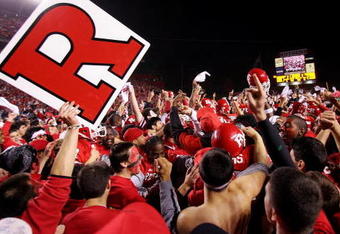 PISCATAWAY, NJ - NOVEMBER 09:  Fans of the Rutgers Scarlet Knights rush the field after their team defeated the Louisville Cardinals 28-25 at Rutgers Stadium on November 9, 2006 in Piscataway, New Jersey.  (Photo by Jim McIsaac/Getty Images)