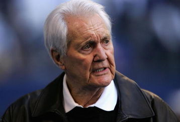 IRVING, TX - JANUARY 13:  Pat Summerall walks the sidelines during warm ups to the NFC Divisional Playoff game between  the Dallas Cowboys and the New York Giants at Texas Stadium on January 13, 2008 in Irving, Texas.  The Giants defeated the Cowboys 21-17.  (Photo by Ronald Martinez/Getty Images)