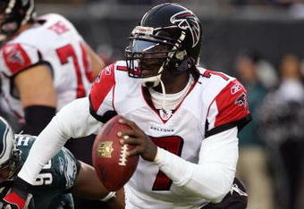 PHILADELPHIA - DECEMBER 31:  Michael Vick #7 of the Atlanta Falcons looks to pass against the Philadelphia Eagles in NFL action December 31, 2006 at Lincoln Financial Field in Philadelphia, Pennsylvania. The Eagles won 24-17.  (Photo by Jim McIsaac/Getty Images)