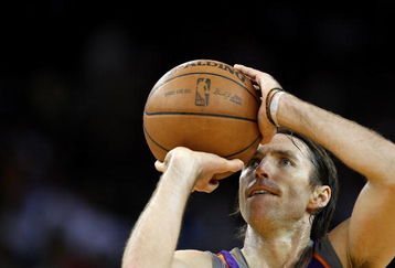 OAKLAND, CA - MARCH 15:  Steve Nash #13 of the Phoenix Suns shoots against the Golden State Warriors during an NBA game on March 15, 2009 at Oracle Arena in Oakland, California. NOTE TO USER: User expressly acknowledges and agrees that, by downloading and or using this photograph, User is consenting to the terms and conditions of the Getty Images License Agreement.  (Photo by Jed Jacobsohn/Getty Images)