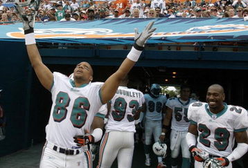 Miami Dolphins wide receiver Oronde Gadsden enters Pro Player Stadium, Miami, Florida, before play against the New York Jets December 28, 2003. The Dolphins defeated the Jets 23 - 21.  (Photo by Al Messerschmidt/Getty Images)