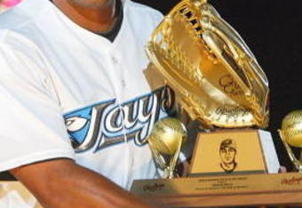 TORONTO - APRIL 9: Vernon Wells #10 of the Toronto Blue Jays accepts the 2006 Golden Glove award prior to the start of the MLB game against the Kansas City Royals on the opening day at the Rogers Centre April 9, 2007 in Toronto, Canada. (Photo By Dave Sandford/Getty Images)