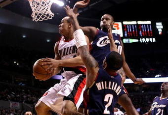 PORTLAND, OR - JANUARY 21:  Jerryd Bayless #4 of the Portland Trail Blazers lays up the ball against Mo Williams #2 the Cleveland Cavaliers at the Rose Garden on January 21, 2009 in Portland, Oregon.  NOTE TO USER: User expressly acknowledges and agrees that, by downloading and or using this Photograph, user is consenting to the terms and conditions of the Getty Images License Agreement.  (Photo by Jonathan Ferrey/Getty Images)