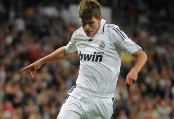 MADRID, SPAIN - APRIL 21:  Klaas Jan Huntelaar of Real Madrid in action during the La Liga match between Real Madrid and Getafe at the Santiago Bernabeu stadium on April 21,  2009 in Madrid Spain.  (Photo by Denis Doyle/Getty Images)
