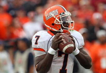 PASADENA, CA - JANUARY 01:  Quarterback Juice Williams #7 of the Illinois Fighting Illini looks for an open receiver in the first half against against the USC Trojans during the Rose Bowl presented by Citi at the Rose Bowl on January 1, 2008 in Pasadena, California. The Trojans defeated the Illini 49-17.  (Photo by Stephen Dunn/Getty Images)
