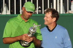 TURNBERRY, SCOTLAND - JULY 19:  Stewart Cink (L) of USA looks at the Claret Jug with Tom Watson of USA after his victory in a play off following the final round of the 138th Open Championship on the Ailsa Course, Turnberry Golf Club on July 19, 2009 in Turnberry, Scotland.  (Photo by David Cannon/Getty Images)