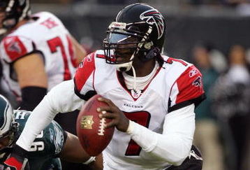 PHILADELPHIA - DECEMBER 31:  Michael Vick #7 of the Atlanta Falcons looks to pass against the Philadelphia Eagles in NFL action December 31, 2006 at Lincoln Financial Field in Philadelphia, Pennsylvania. The Eagles won 24-17.  (Photo by Jim McIsaac/Getty Images)