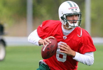FLORHAM PARK, NJ - MAY 02:  Quarterback Mark Sanchez #6 of the New York Jets throws a pass during minicamp on May 2, 2009 at the Atlantic Health Jets Training Center in Florham Park, New Jersey.  (Photo by Jim McIsaac/Getty Images)