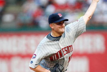 ARLINGTON, TX - JULY 17:  Pitcher Glen Perkins #15 of the Minnesota Twins throws against the Texas Rangers on July 17, 2009 at Rangers Ballpark in Arlington, Texas.  (Photo by Ronald Martinez/Getty Images)