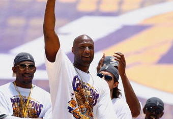 LOS ANGELES, CA - JUNE 17:  Lamar Odom of the Los Angeles Lakers waves to the crowd during the 2009 NBA Championship Victory Parade at the Los Angeles Memorial Coliseum on June 17, 2009 in Los Angeles, California.  (Photo by Jeff Gross/Getty Images)