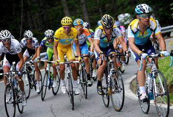COL DU PETIT-SAINT-BERNARD, ITALY - JULY 21:  Race leader Alberto Contador (C) of Spain and team Astana climbs in the yellow jersey with his teammate and runner up in the overall standings Lance Armstrong (2nd R) of USA up the Col du Petit-Saint-Bernard during stage 16 of the 2009 Tour de France from Martigny to Bourg-Saint-Maurice on July 21, 2009 on Col du Petit-Saint-Bernard, Italy.  (Photo by Jasper Juinen/Getty Images)