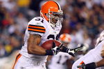 PHILADELPHIA - DECEMBER 15:  Jamal Lewis #31 of the Cleveland Browns runs the ball against the Philadelphia Eagles on December 15, 2008 at Lincoln Financial Field in Philadelphia, Pennsylvania.  (Photo by Jim McIsaac/Getty Images)