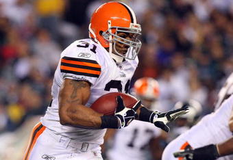 PHILADELPHIA - DECEMBER 15:  Jamal Lewis #31 of the Cleveland Browns runs the ball against the Philadelphia Eagles on December 15, 2008 at Lincoln Financial Field in Philadelphia, Pennsylvania.  (Photo by Jim McIsaac/Getty Images)