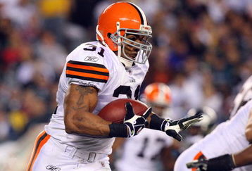 PHILADELPHIA - DECEMBER 15:  Jamal Lewis #31 of the Cleveland Browns runs the ball against the Philadelphia Eagles on December 15, 2008 at Lincoln Financial Field in Philadelphia, Pennsylvania.  (Photo by Jim McIsaac/Getty Images)