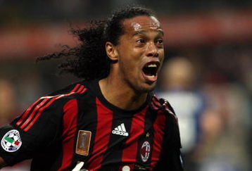 MILAN, ITALY - SEPTEMBER 28:  Ronaldinho of Milan in action during the Serie A match between AC Milan and Inter Milan at the Stadio Giuseppe Meazza on September 28, 2008 in Milan, Italy.  (Photo by New Press/Getty Images)