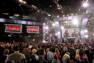 LOS ANGELES, CA - JULY 15: Host Samuel L. Jackson(R) and musician Stevie Wonder perform onstage during the 2009 ESPY Awards held at Nokia Theatre LA Live on July 15, 2009 in Los Angeles, California. The 17th annual ESPYs will air on Sunday, July 19 at 9PM ET on ESPN. (Photo by Kevin Winter/Getty Images)
