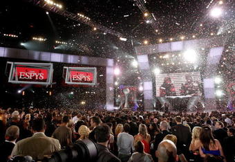LOS ANGELES, CA - JULY 15:  Host Samuel L. Jackson(R) and musician Stevie Wonder perform onstage during the 2009 ESPY Awards held at Nokia Theatre LA Live on July 15, 2009 in Los Angeles, California. The 17th annual ESPYs will air on Sunday, July 19 at 9PM ET on ESPN.  (Photo by Kevin Winter/Getty Images)