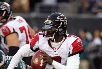 PHILADELPHIA - DECEMBER 31:  Michael Vick #7 of the Atlanta Falcons looks to pass against the Philadelphia Eagles in NFL action December 31, 2006 at Lincoln Financial Field in Philadelphia, Pennsylvania. The Eagles won 24-17.  (Photo by Jim McIsaac/Getty Images)