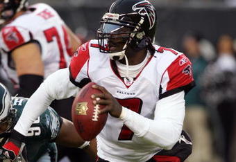 PHILADELPHIA - DECEMBER 31:  Michael Vick #7 of the Atlanta Falcons looks to pass against the Philadelphia Eagles in NFL action December 31, 2006 at Lincoln Financial Field in Philadelphia, Pennsylvania. The Eagles won 24-17.  (Photo by Jim McIsaac/Getty Images)