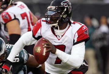 PHILADELPHIA - DECEMBER 31:  Michael Vick #7 of the Atlanta Falcons looks to pass against the Philadelphia Eagles in NFL action December 31, 2006 at Lincoln Financial Field in Philadelphia, Pennsylvania. The Eagles won 24-17.  (Photo by Jim McIsaac/Getty Images)
