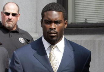 RICHMOND, VA - AUGUST 27:  Atlanta Falcons quarterback Michael Vick (R) leaves federal court August 27, 2007 in Richmond, Viriginia. Vick pleaded guilty to a federal dogfighting charge.  (Photo by Steve Helber-Pool/Getty Images)