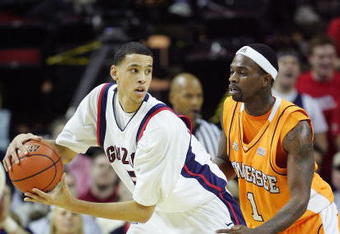 SEATTLE, WA - DECEMBER 29:  Austin Daye #5 of the Gonzaga Bulldogs holds the ball against the Tennessee Volunteers at the Key Arena on December 29, 2007 in Seattle, Washington. (Photo by Jonathan Ferrey/Getty Images)