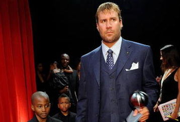 LOS ANGELES, CA - JULY 15:  ***EXCLUSIVE*** NFL player Ben Roethlisberger backstage during the 2009 ESPY Awards held at Nokia Theatre LA Live on July 15, 2009 in Los Angeles, California. The 17th annual ESPYs will air on Sunday, July 19 at 9PM ET on ESPN.  (Photo by Kevork Djansezian/Getty Images for ESPY)