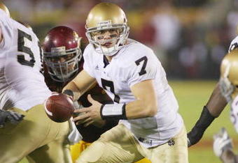 LOS ANGELES - NOVEMBER 29:  Jimmy Clausen #7 of the Notre Dame Fighting Irish looks to hand off the ball against the USC Trojans on November 29, 2008 at the Los Angeles Memorial Coliseum in Los Angeles, California.  USC won 38-3.  (Photo by Jeff Golden/Getty Images)