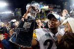 TAMPA, FL - FEBRUARY 01:  Mewelde Moore #21 of the Pittsburgh Steelers holds up the Vince Lombardi trophy as he celebrates with his daughter Jalyn Chantelle after their 27-23 win against the Arizona Cardinals during Super Bowl XLIII on February 1, 2009 at Raymond James Stadium in Tampa, Florida.  (Photo by Jamie Squire/Getty Images)