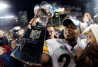 TAMPA, FL - FEBRUARY 01:  Mewelde Moore #21 of the Pittsburgh Steelers holds up the Vince Lombardi trophy as he celebrates with his daughter Jalyn Chantelle after their 27-23 win against the Arizona Cardinals during Super Bowl XLIII on February 1, 2009 at Raymond James Stadium in Tampa, Florida.  (Photo by Jamie Squire/Getty Images)
