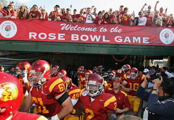 PASADENA, CA - JANUARY 01:  The USC Trojans run out onto the field before the 95th Rose Bowl Game presented by Citi against the Penn State Nittany Lions at the Rose Bowl on January 1, 2009 in Pasadena, California. The Trojans defeated the Nittany Lions 38-24.  (Photo by Christian Petersen/Getty Images)
