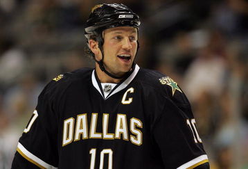 DALLAS - SEPTEMBER 25:  Left wing Brenden Morrow #10 of the Dallas Stars during play against the Colorado Avalanche at the American Airlines Center on September 25, 2008 in Dallas, Texas.  (Photo by Ronald Martinez/Getty Images)