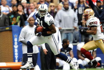 IRVING, TX - NOVEMBER 23:  Wide receiver Terrell Owens #81 of the Dallas Cowboys makes a touchdown pass reception against Nate Clements #22 of the San Francisco 49ers at Texas Stadium on November 23, 2008 in Irving, Texas.  (Photo by Ronald Martinez/Getty Images)