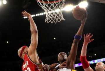 LOS ANGELES - JANUARY 27:  Lamar Odom of the Los Angeles Lakers goes up for a shot between Drew Gooden #90 and Zydrunas Ilgauskas #11 of the Cleveland Cavaliers at Staples Center January 27, 2008 in Los Angeles, California. The Cavaliers won 98-95.  NOTE TO USER: User expressly acknowledges and agrees that, by downloading and/or using this Photograph, user is consenting to the terms and conditions of the Getty Images License Agreement. (Photo by Stephen Dunn/Getty Images)
