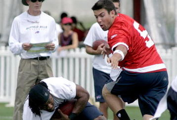 PITTSFORD, NY - JULY 25: Trent Edwards #5 of the Buffalo Bills hands off to Marshawn Lynch #23 who stubbles as head coach Dick Jauron watches during Training Camp on July 25, 2008 at Saint John Fisher College in Pittsford, New York.  (Photo by Rick Stewart/Getty Images)