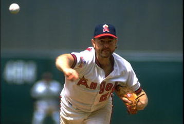 1989:  CALIFORNIA ANGELS PITCHER BERT BLYLEVEN RELEASES A PITCH DURING THE ANGELS GAME AT ANAHEIM STADIUM IN ANAHEIM, CALIFORNIA.  MANDATORY CREDIT:  TIM DEFRISCO/ALLSPORT