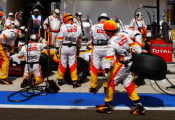 BUDAPEST, HUNGARY - JULY 25:  Fernando Alonso of Spain and Renault comes in for a pitstop on his way to taking pole position during qualifying for the Hungarian Formula One Grand Prix at the Hungaroring on July 25, 2009 in Budapest, Hungary.  (Photo by Mark Thompson/Getty Images)