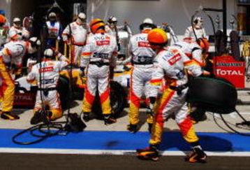 BUDAPEST, HUNGARY - JULY 25:  Fernando Alonso of Spain and Renault comes in for a pitstop on his way to taking pole position during qualifying for the Hungarian Formula One Grand Prix at the Hungaroring on July 25, 2009 in Budapest, Hungary.  (Photo by Mark Thompson/Getty Images)